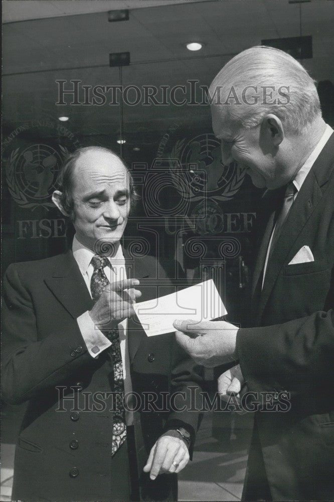 1972 Sim Gives UNICEF Director Bernard T Twigt Check - Historic Images