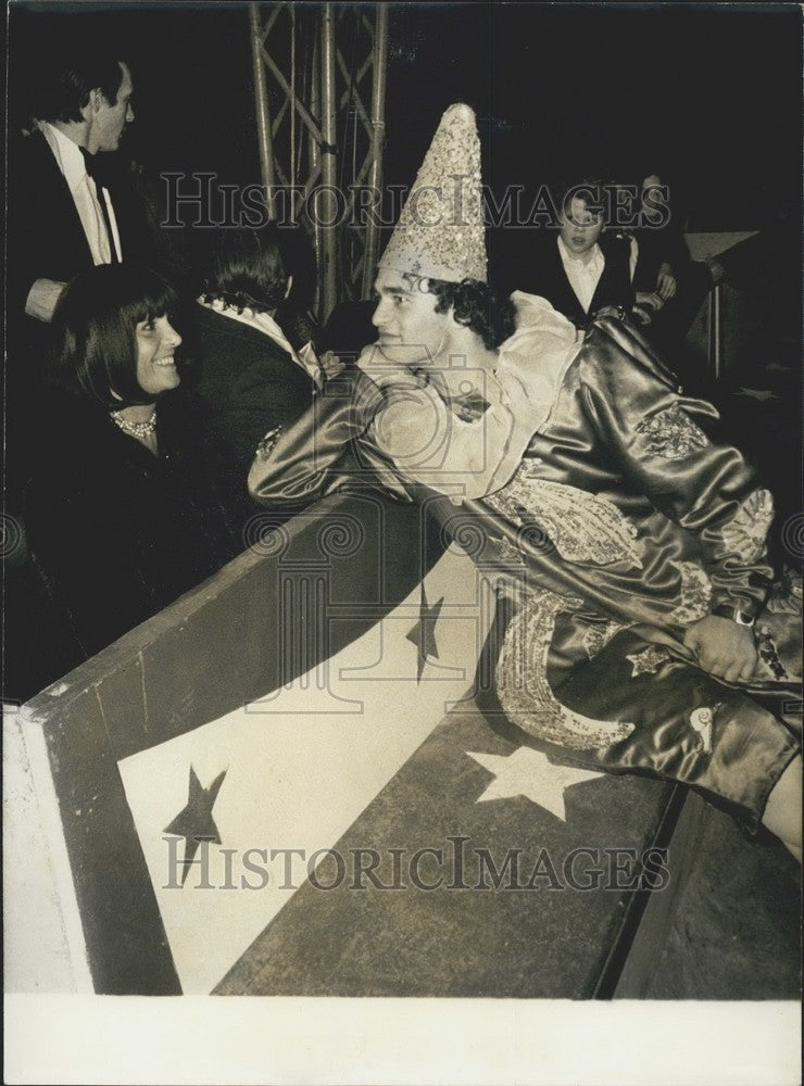 1979 Press Photo Student Clown Entertains Minister Alice Saunier-Seite at Gala - Historic Images