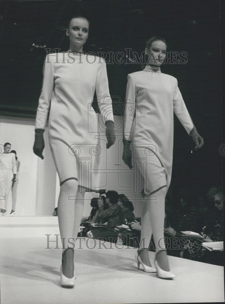 1979 Press Photo Hanro Models Present Fall-Winter Designs by Dorian Niederhauser - Historic Images