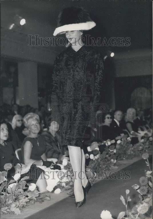 1962 Press Photo Model in Henri Stern Fur Suit & Black & White Mink Hat-Historic Images