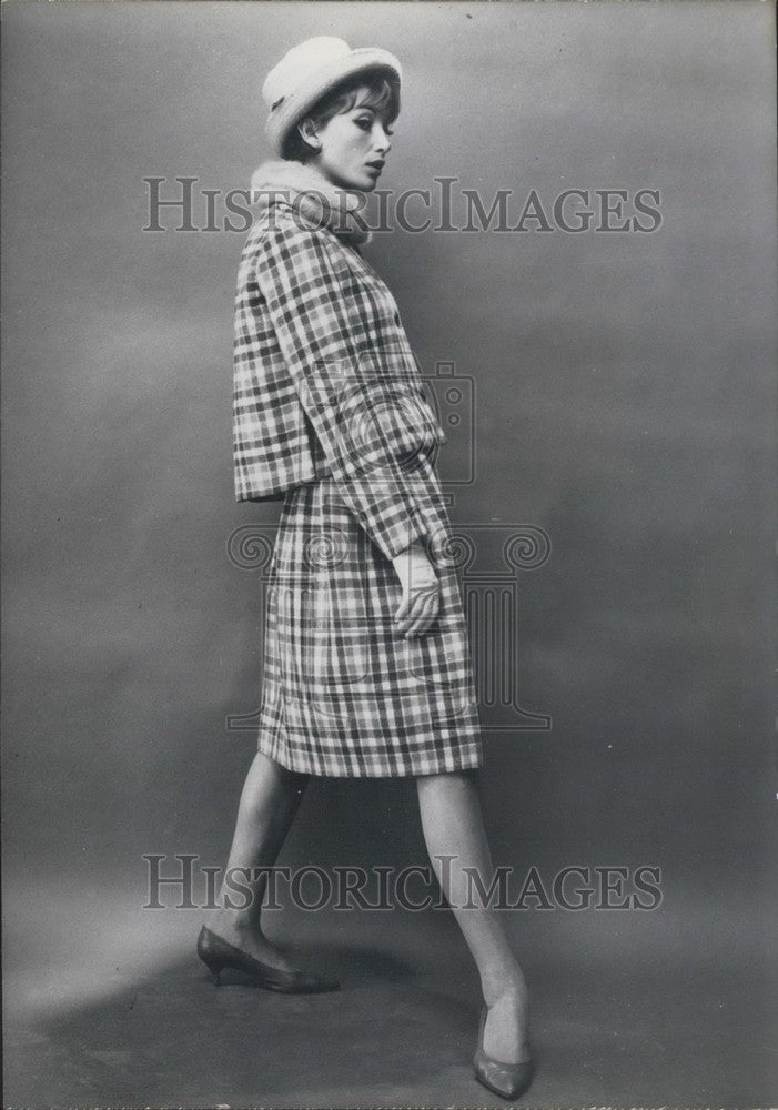 1960 Press Photo Model Andrea Rambaldi Wears Louis Feraud