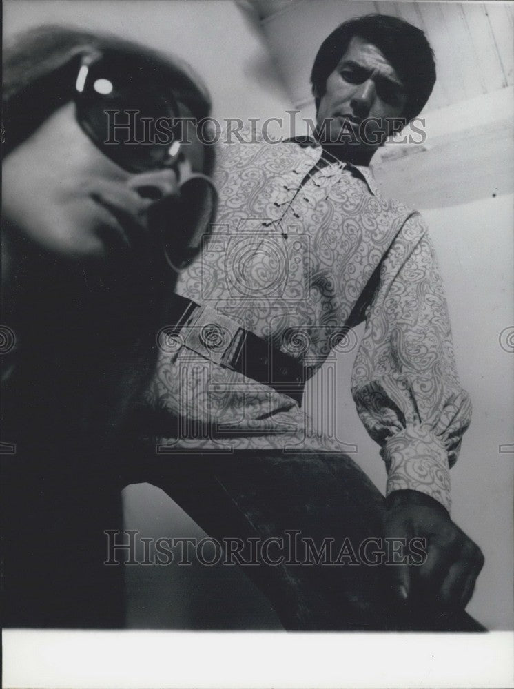 1970 Press Photo Male Model Wears Printed Tergal Long-Sleeve &quot;Hair&quot; Tunic-Historic Images