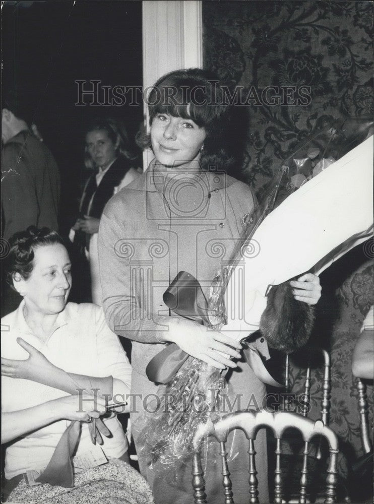 1961 Press Photo Designer Bettina With Flowers After Spring-Summer Fashion Show-Historic Images