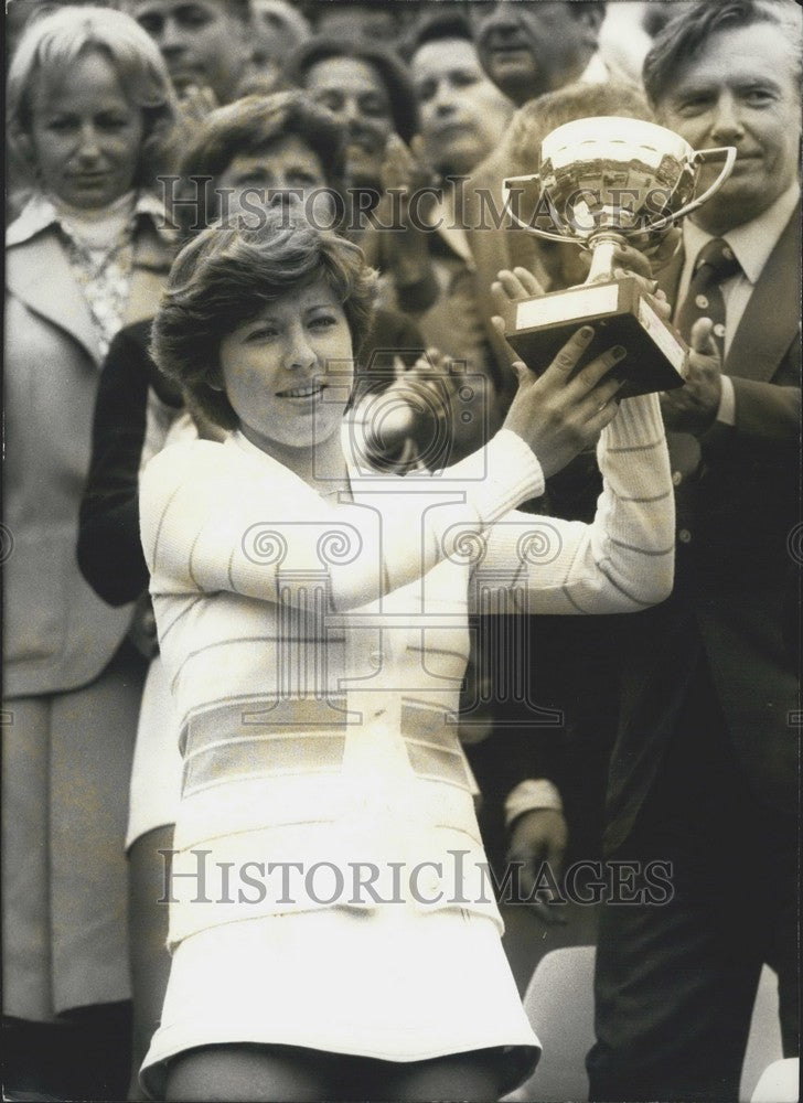 1977 Press Photo Mima Jausovec (Yugoslavia) Brandishes French Open Trophy-Historic Images