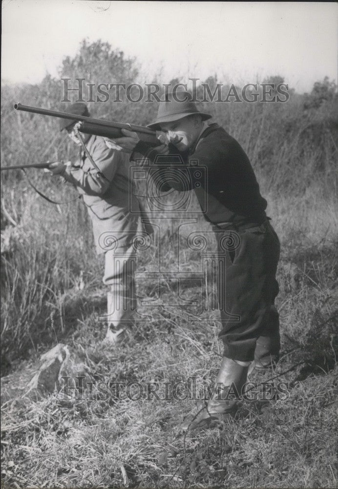 1953 Press Photo Jean Robuc and Ker Prigent Hunting-Historic Images