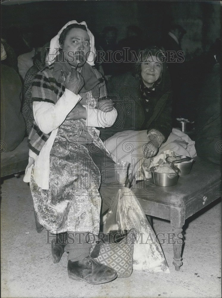 1968 Press Photo A Couple of Hobos Receive Christmas Charity-Historic Images