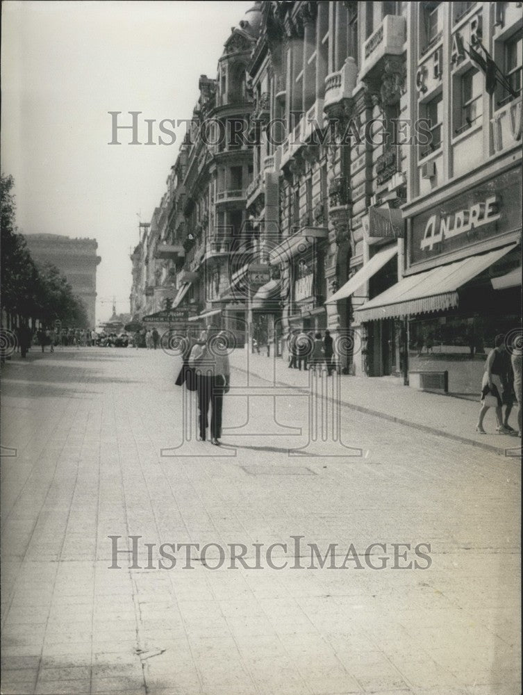 1968 Press Photo The Champs-Elysee Nearly Deserted on a Sunday Afternoon-Historic Images