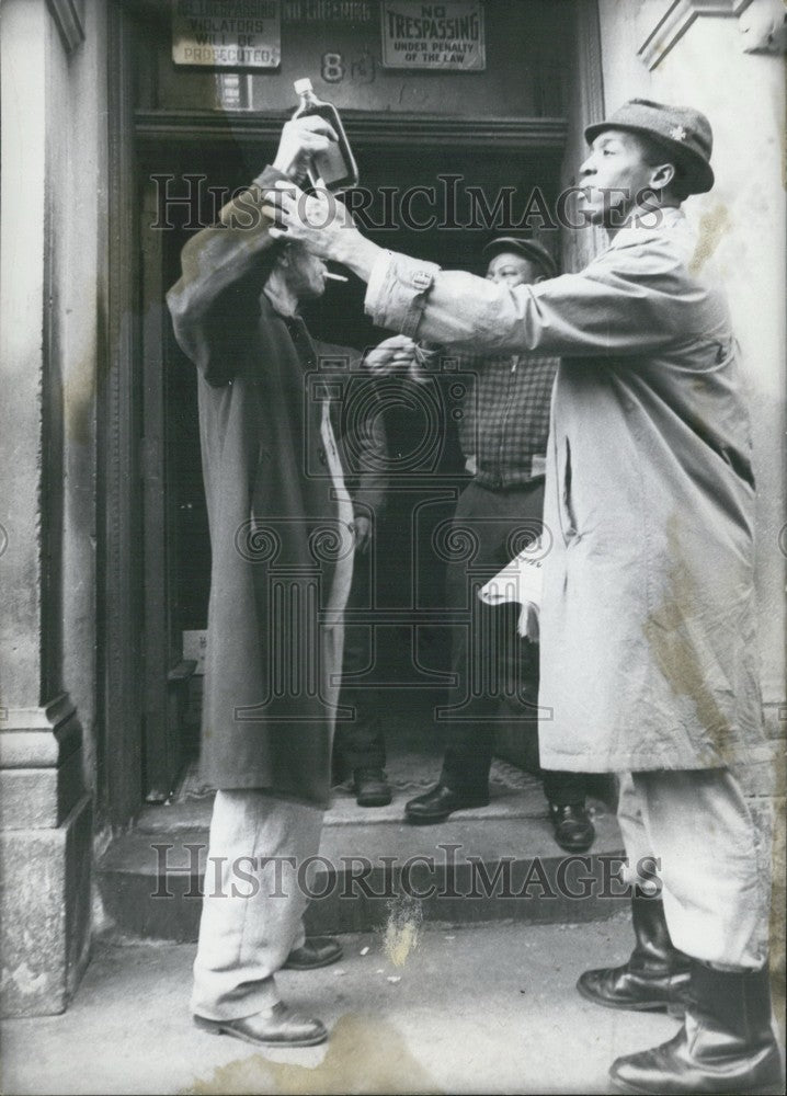 1967 Press Photo Daily Life in Harlem. Men Passing Whiskey Around. - Historic Images