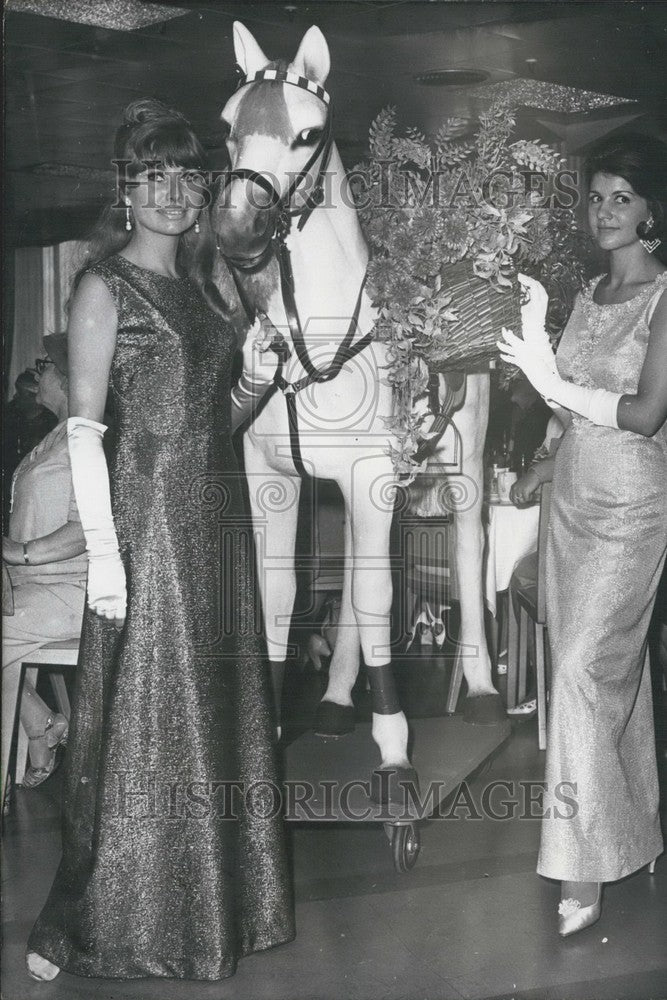 1966, Teenager Evening Dresses. Berlin. Fashion. - Historic Images