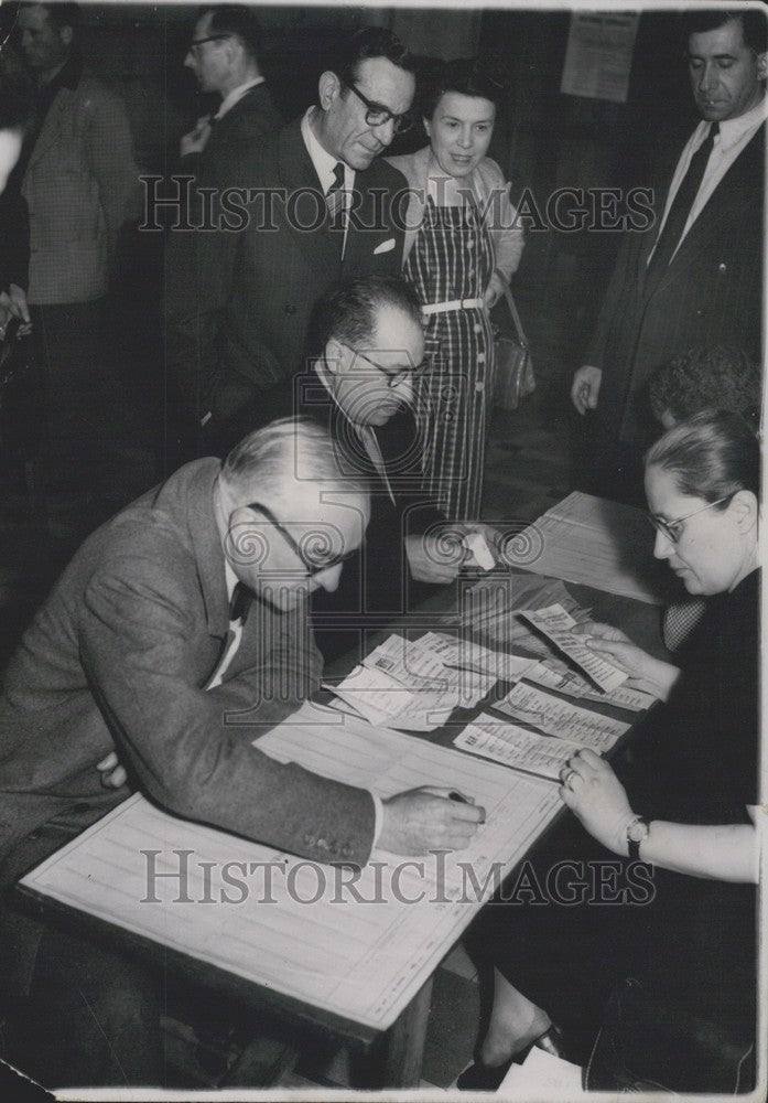 1951 Press Photo People Fill Out Ballots Paris Voting Polls - Historic Images