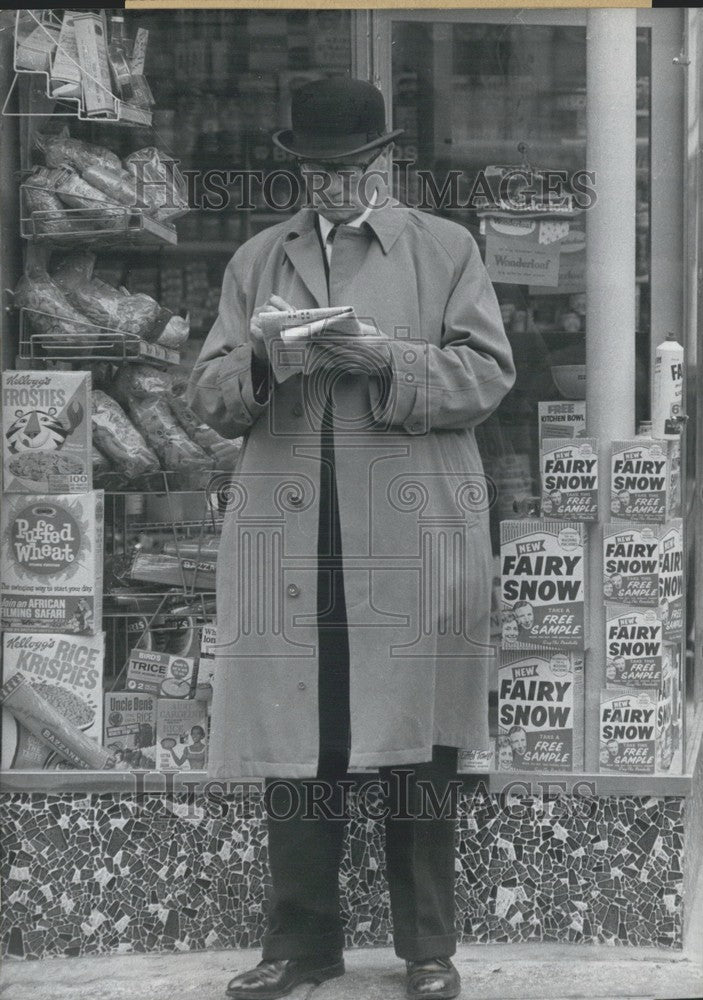 1966 Press Photo Betting Man in England. Lambeth. - Historic Images