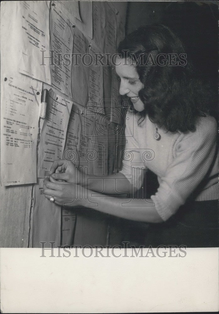 1948 Press Photo Ministry of Interior Employee Puts Council Election Results Up - Historic Images