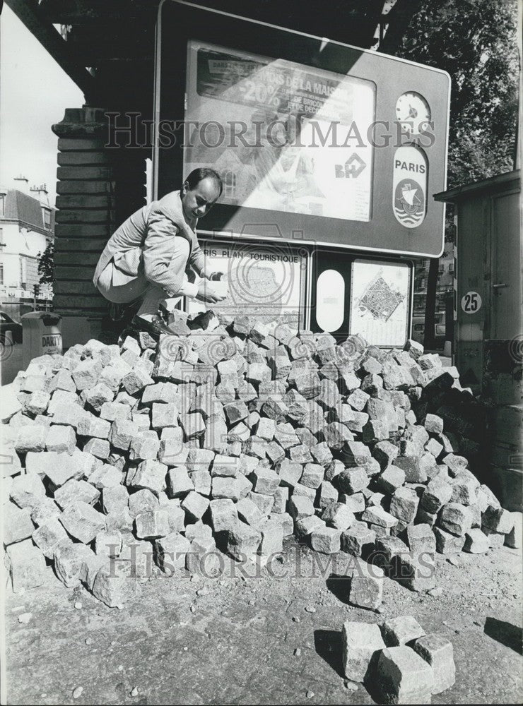 1985, Cyril Codron Sells Tourists Painted Paris Cobblestone - Historic Images