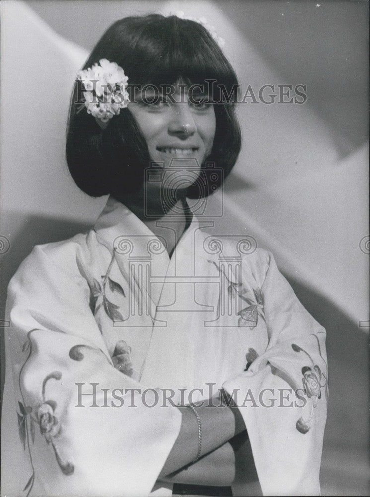 1971 Press Photo Sheila as a Geisha for "Entente Cordiale"-Historic Images