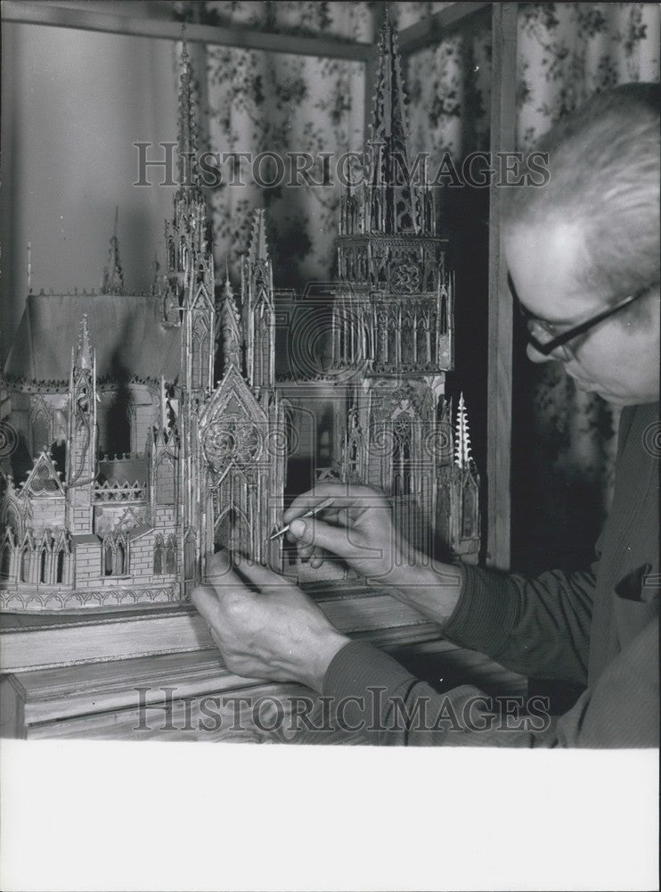 1969 Press Photo Mr Jutton Putting Last Few Touches On Matchstick Cathedral - Historic Images