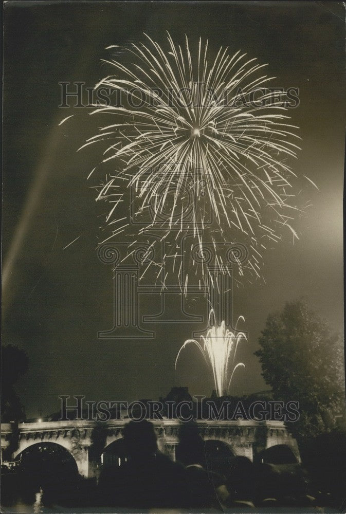 1967 Press Photo Bastille Day Fireworks Over Pont Neuf, Spectators Heads - Historic Images