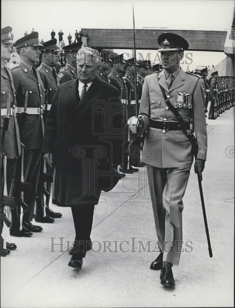 1967 Press Photo President Novotny Passes Troops at Place des Nations Paris-Historic Images