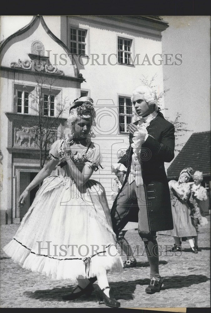 1966 Press Photo Dancers in 15th century costumes. Berlin Dance School students. - Historic Images