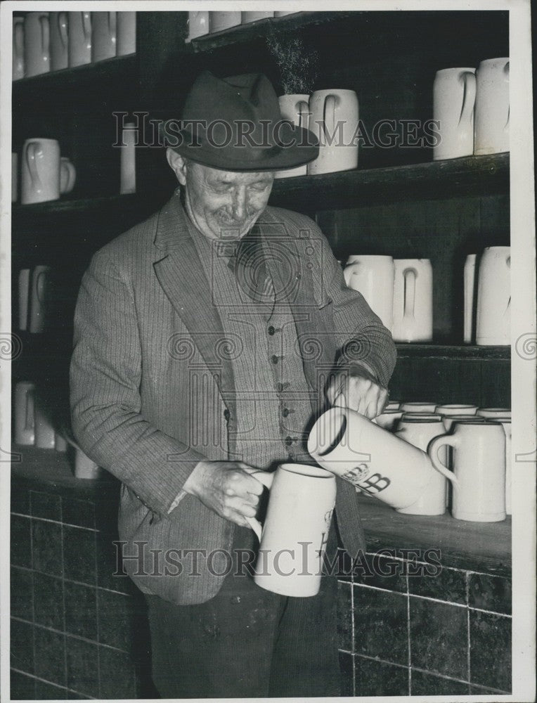 Press Photo Man Getting A Drink. Munich. May Pole. - Historic Images