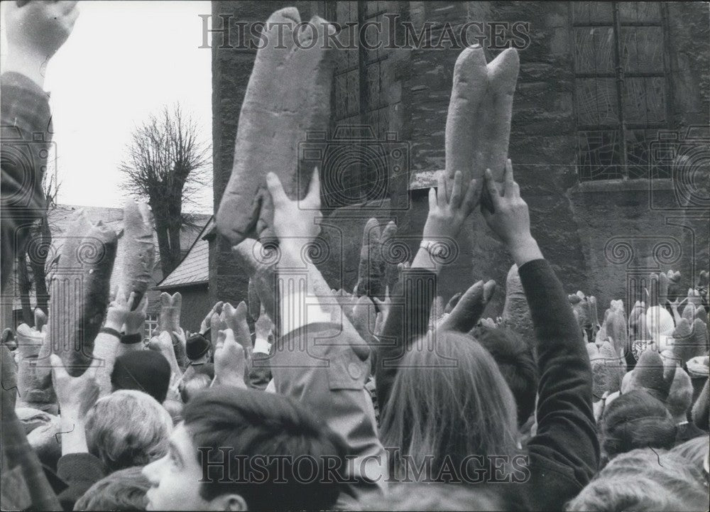 1967 Press Photo "Fish" Shaped Bread. Easter Tradition. Germany. Attendorn. - Historic Images