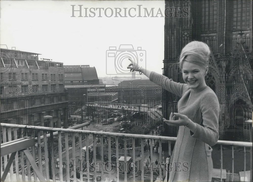 1966 Press Photo Woman points to Koeln Bahnhof. Germany. - Historic Images