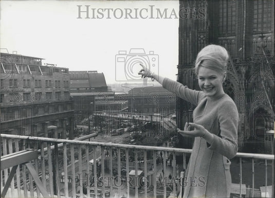 1966 Press Photo Woman points to Koeln Bahnhof. Germany. - Historic Images