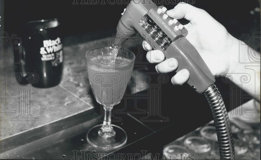 1985, New Way of Making Drinks Brought to France from the USA - Historic Images