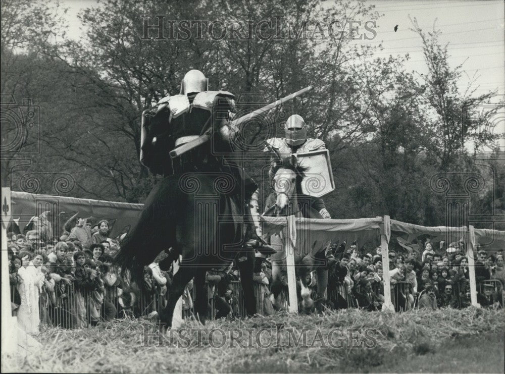 1985 Press Photo Middle Ages Archers Ceremony Held in Gagny, Paris Suburb - Historic Images