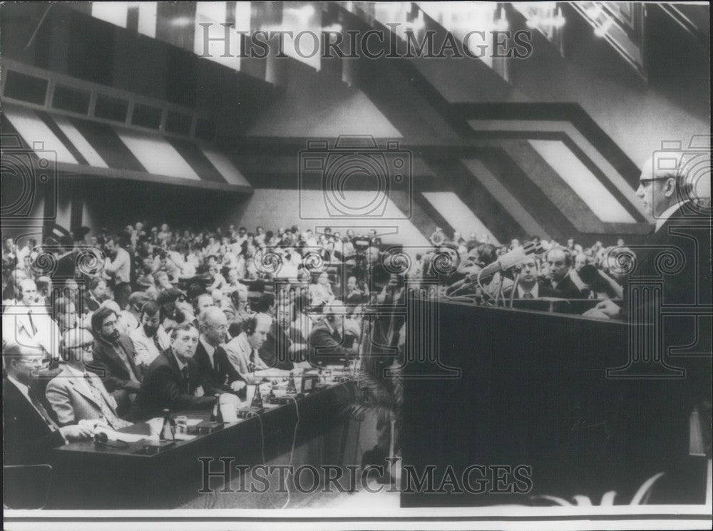 1977 Press Photo Yugoslavia's Milos Minic Gives Speech at a Belgrade Conference-Historic Images