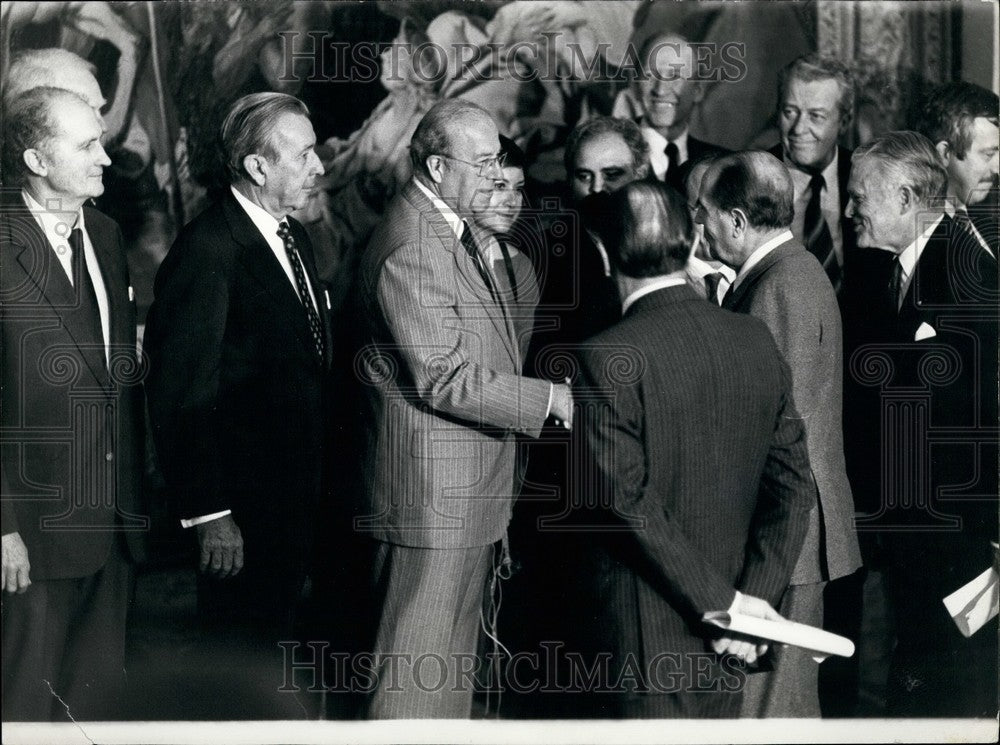 1983 Press Photo President Mitterrand Shakes Georges Shultz Hand, Elysee Palace - Historic Images