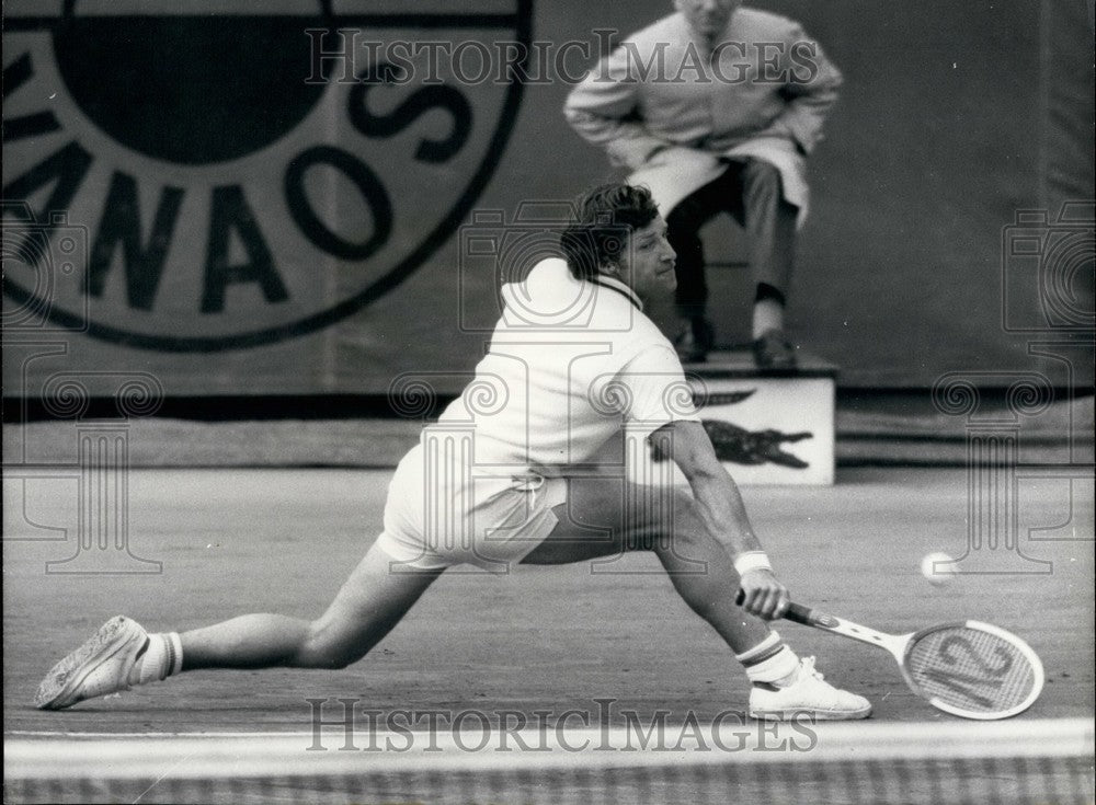 1972 Press Photo Jan Kodes (Czechoslovakia) Plays Patrick Proisy, French Open-Historic Images