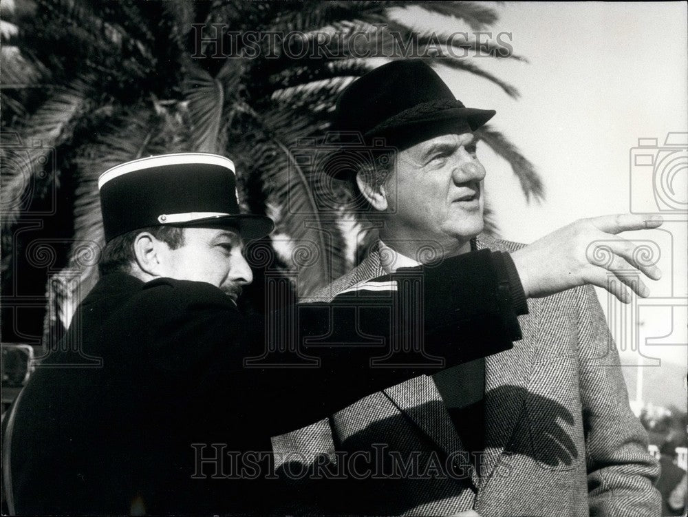 1975 Press Photo Swedish Actor Karl Malden Asks French Soldier for Information-Historic Images