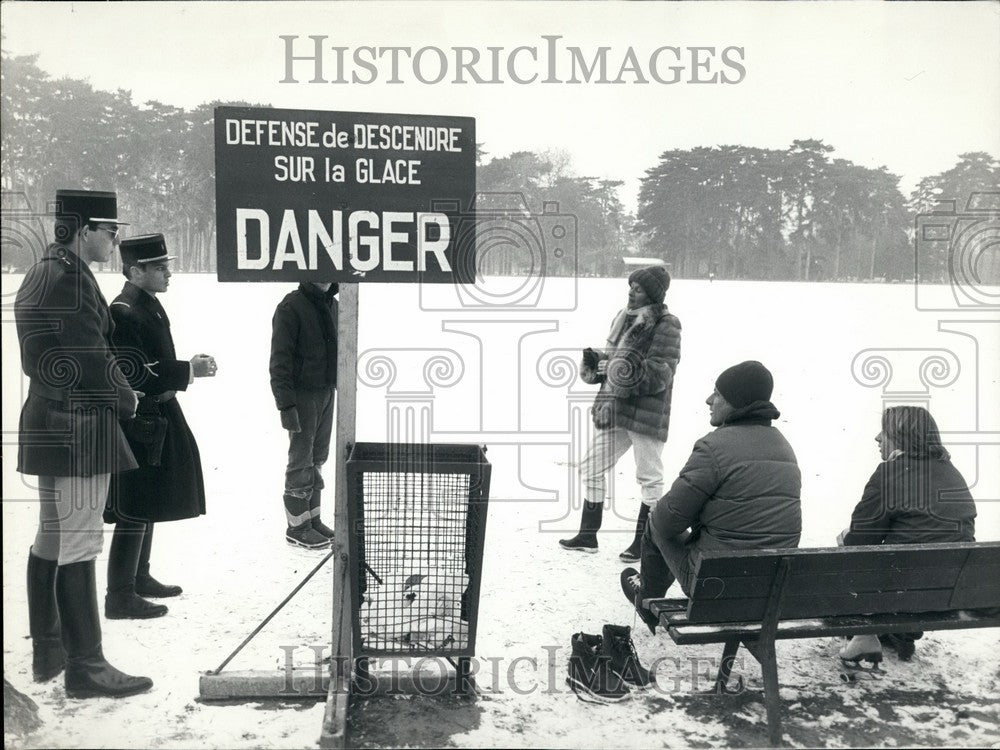 1985 Guards Keep Ice Skaters Off Bois de Boulogne Lake in Paris - Historic Images