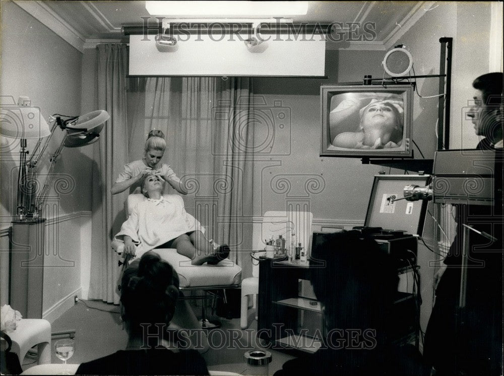 1971 Press Photo Artist Follows Client's Make-Up on TV at New Beauty Institute - Historic Images