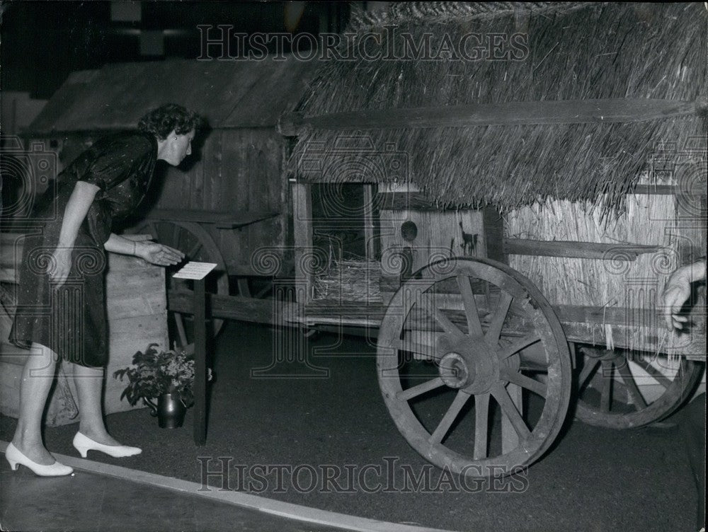 1962 Press Photo Auvergne Shepherds Mobile Cabin at Palais de Chaillot in Paris - Historic Images