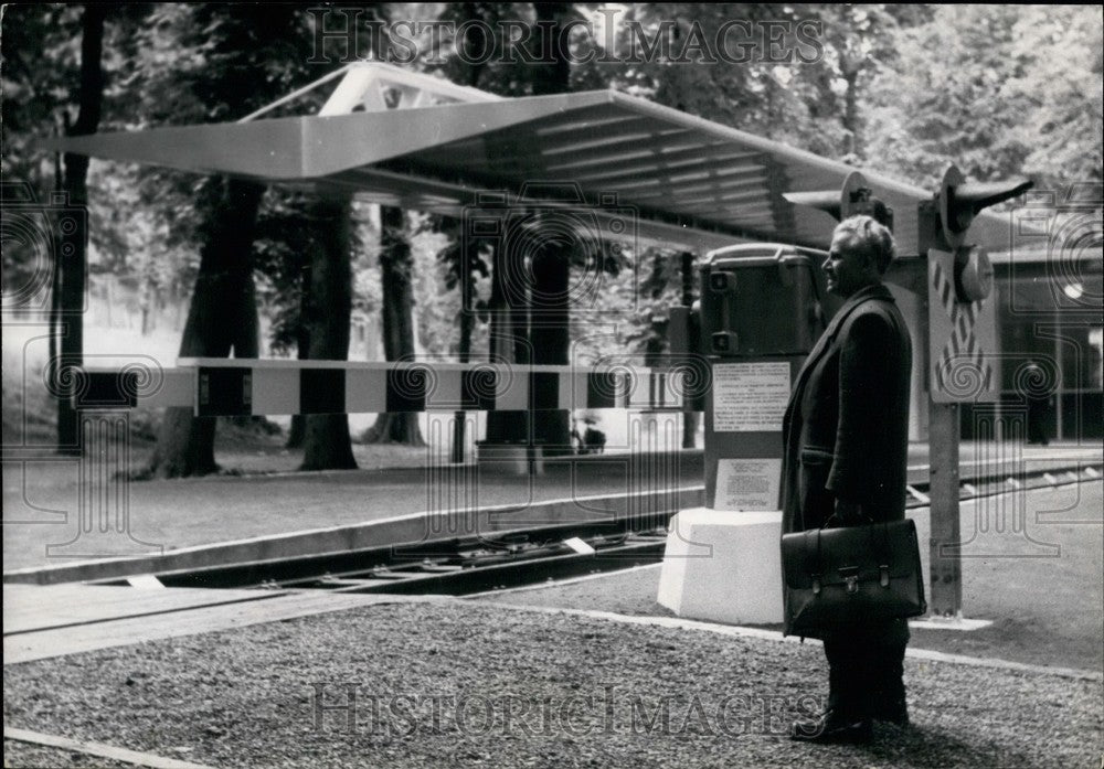1956 Press Photo Main Waits for Train at St Cloud Building & Public Works Fair - Historic Images