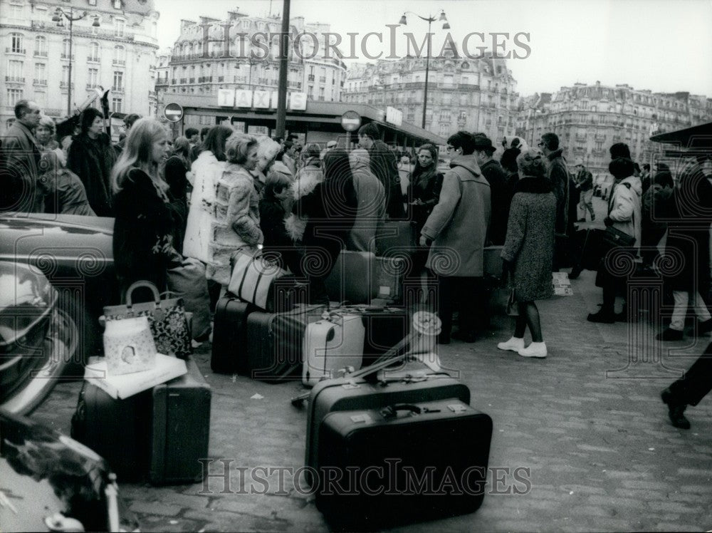 1969 Press Photo Vacationers Wait for Taxis at Lyon Train Station in Paris-Historic Images