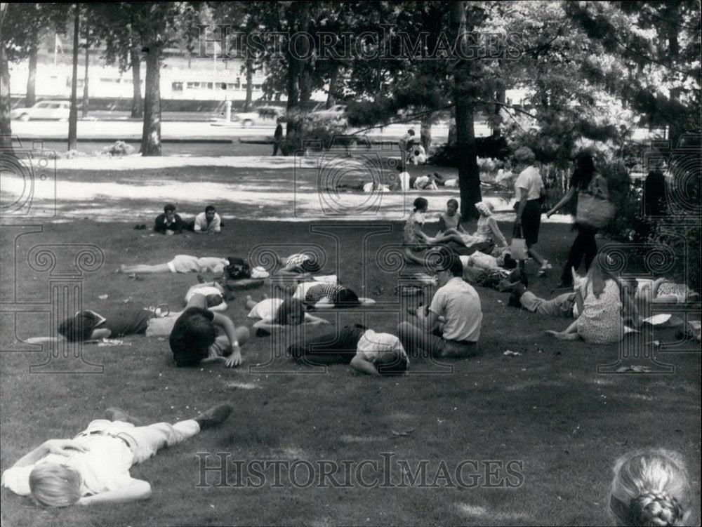 1969 Press Photo Parisians Relax in Trocadero Gardens-Historic Images