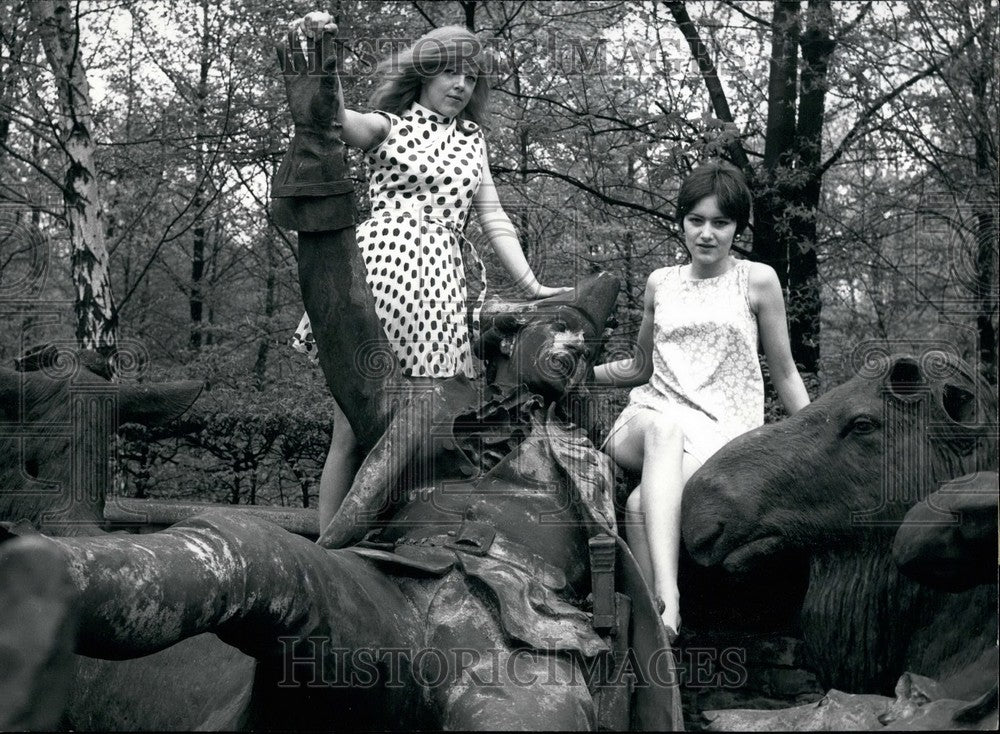 1969 Press Photo Fallen Soldier Statue in Berlin.-Historic Images