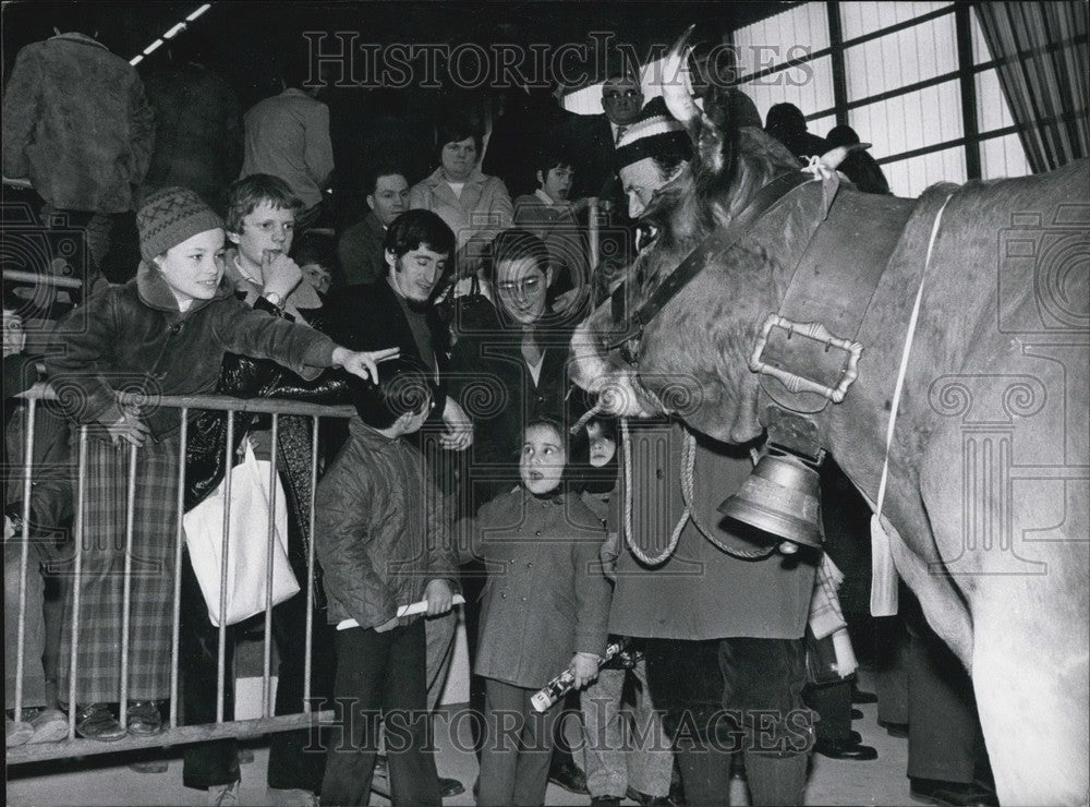 1972 Press Photo Children Admire Cow Paris Porte de Versailles Agricultural Fair - Historic Images