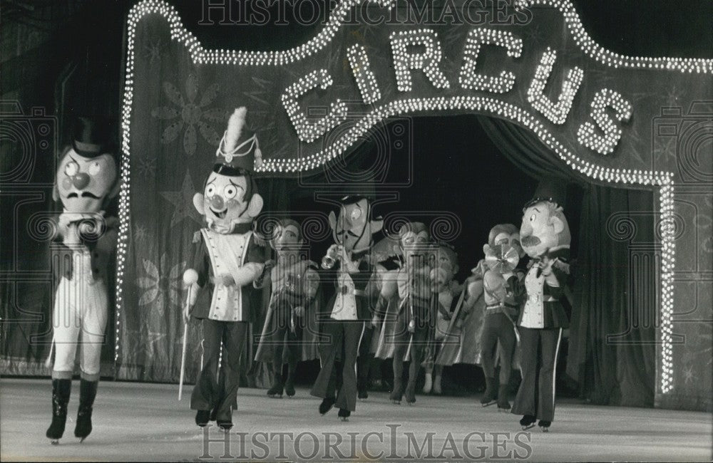 1977 Press Photo Holiday on Ice Opens at Palais des Sports in Paris-Historic Images