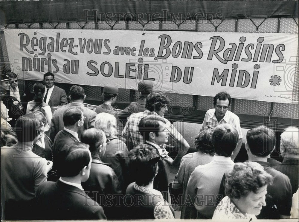 1970 Press Photo Parisians Wait for Free Raisins at Luxembourg Gardens-Historic Images