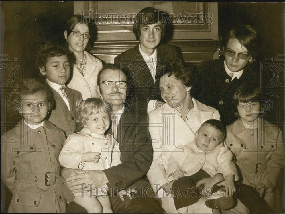 1971 Press Photo Mr & Mrs Petitjean & Eight Adopted Children in Paris City Hall - Historic Images