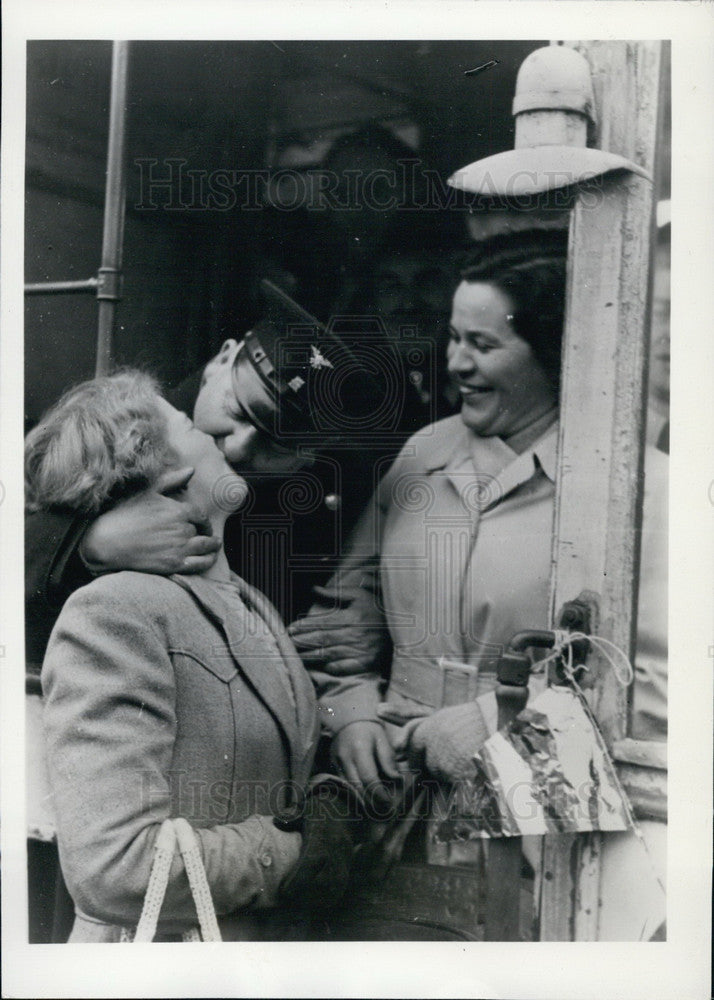1950 Press Photo Cable Car Driver Gets Kisses for Last Day. Kuln, Germany. - Historic Images