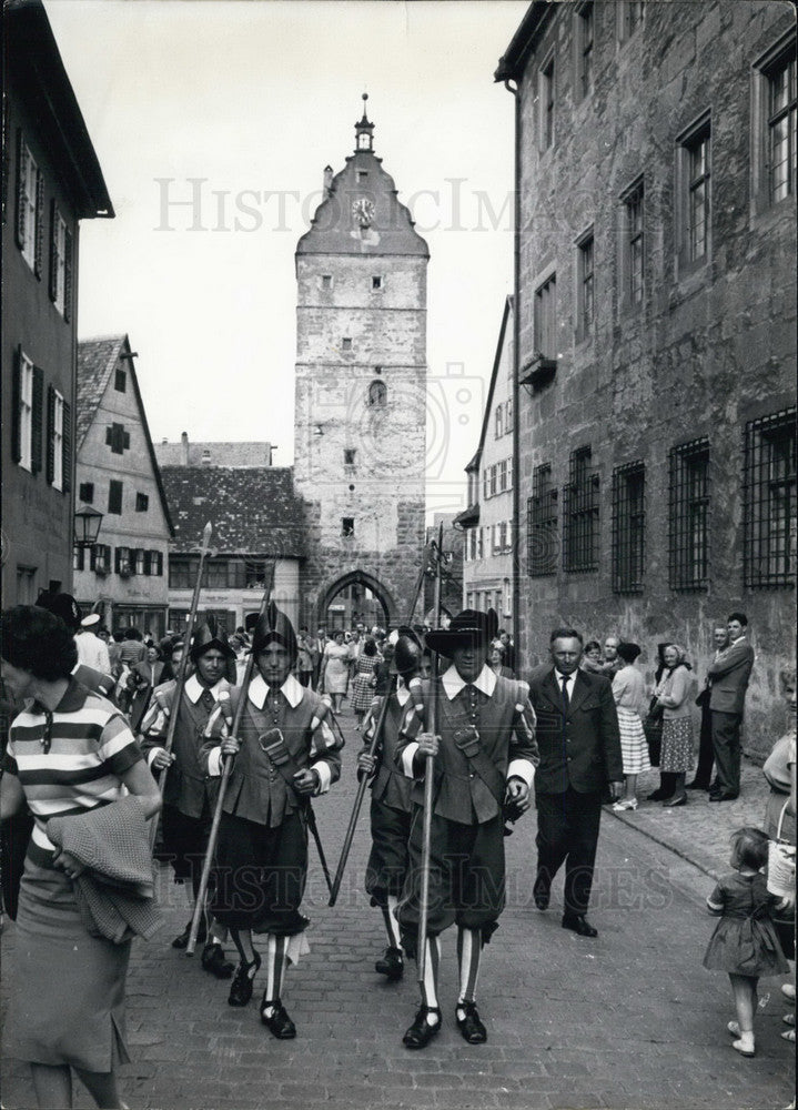 1960 Press Photo Kinderzeche Festival in Dinkelsbuhi /Germany-Historic Images