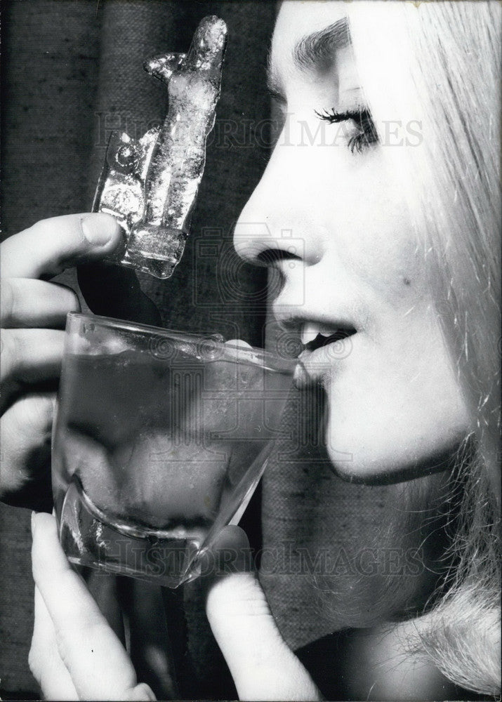 1967 Press Photo "Sexy" Ice Cube Novelty. "Miss Sexy Ice" - Historic Images