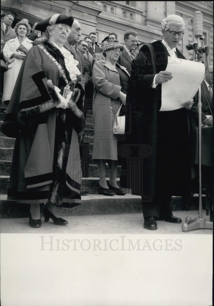 1959 Elizabeth E Monck, (Mayor de Rugby) &amp; Mr. Dufy (Council Member) - Historic Images