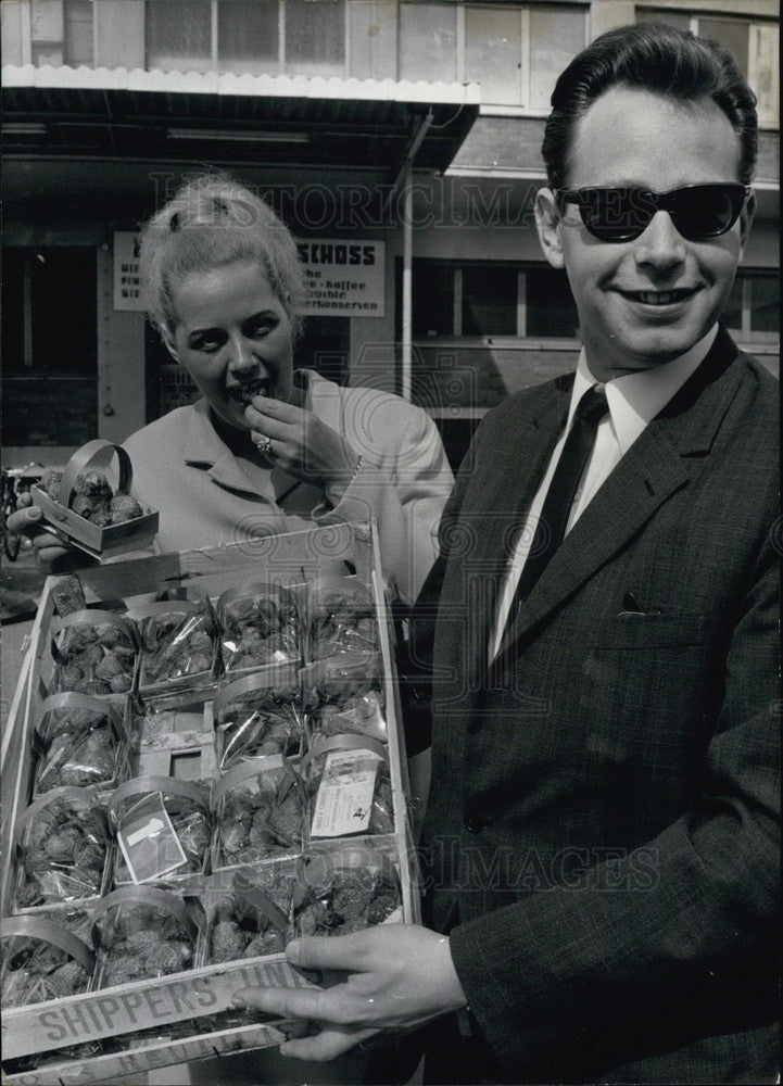 1966, Woman buying strawberries at Koeln mart. - Historic Images