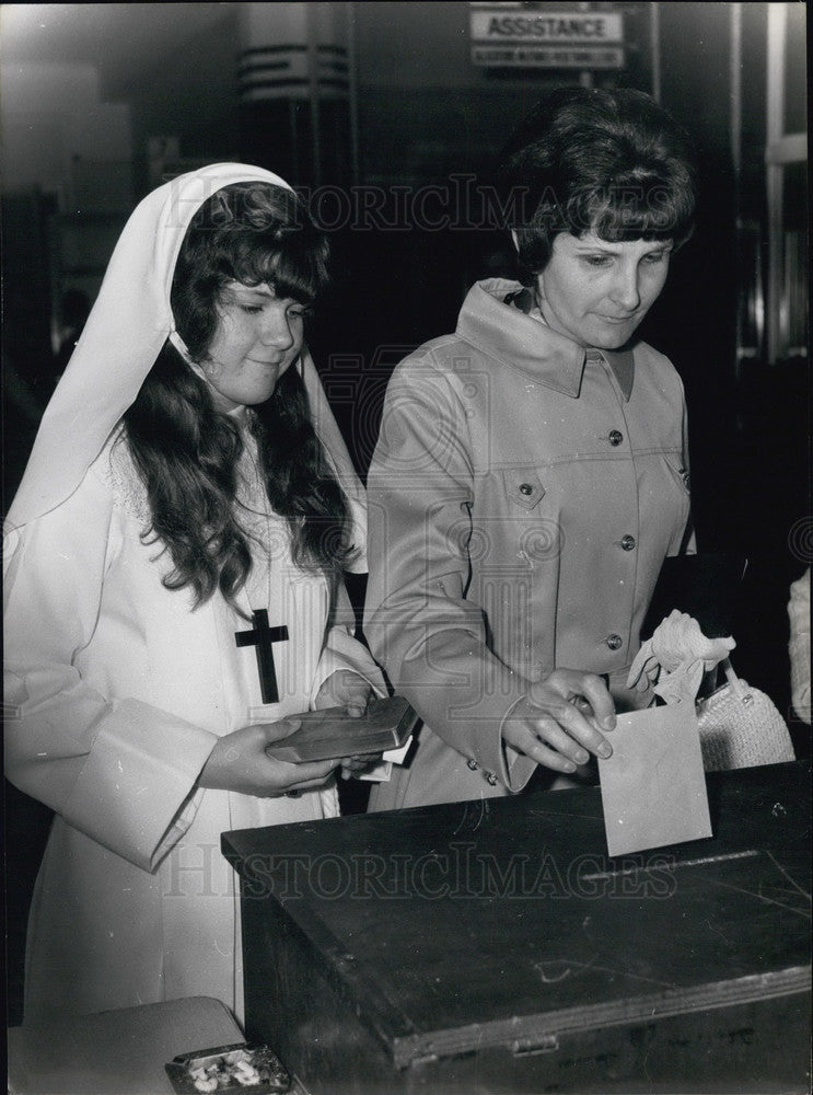 1969 Press Photo Girl Receiving  Communion With Mother Voting for President - Historic Images