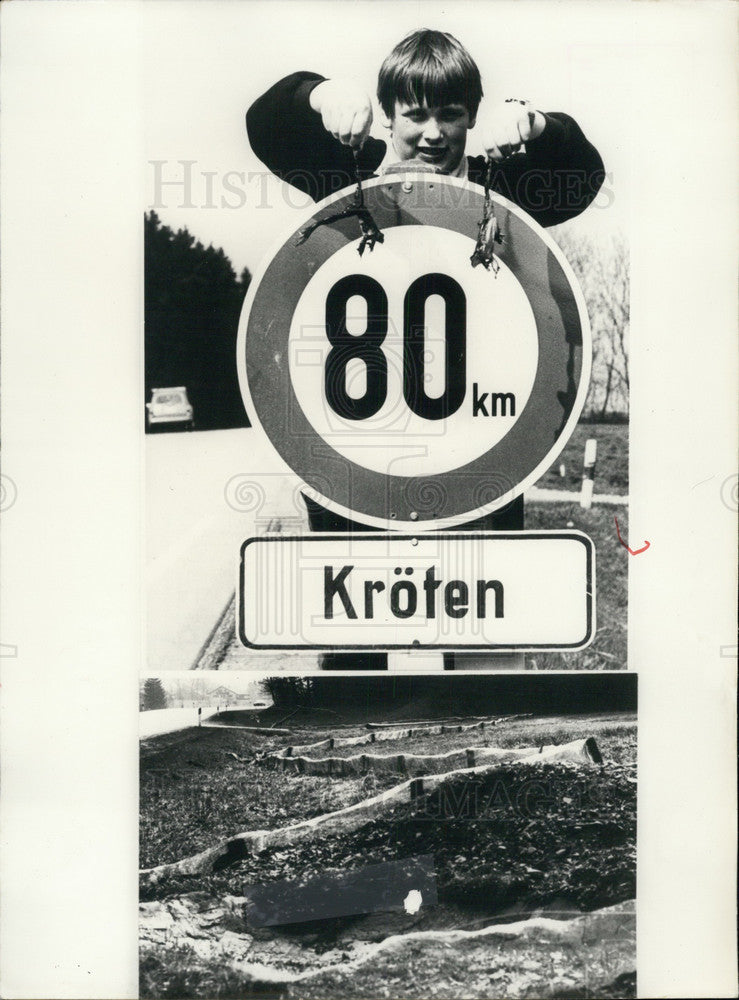 1979, Sign Near Munich Warns Drivers Beware of Toads - Historic Images